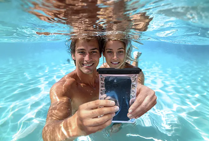 Personen fotografieren unter Wasser.