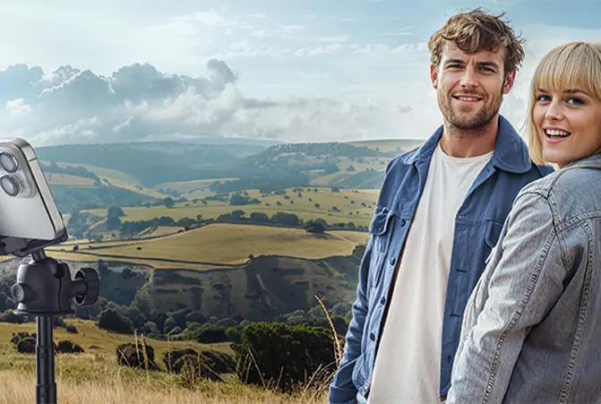 Personen sind mit Stativ und Smartphone in der Natur unterwegs.