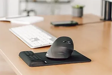 schwarze ergonomische Maus von Hama auf dem Schreibtisch