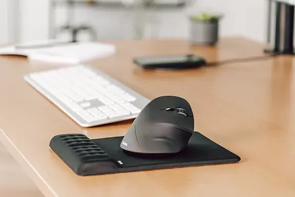 schwarze ergonomische Maus von Hama auf dem Schreibtisch