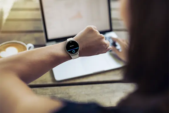 Frau schaut auf ihre Smartwatch