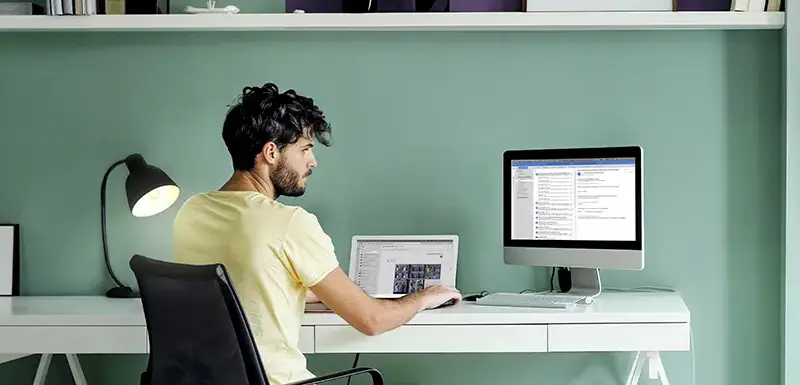 Mann arbeitet im Home Hoffice