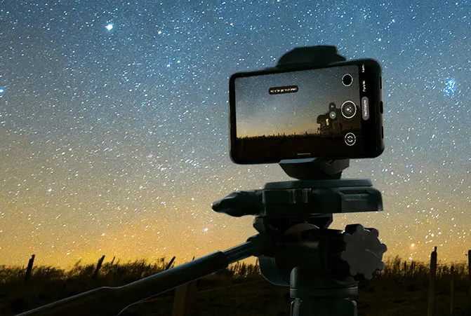 Das Handy ist am Stativ befestigt und gegen den Nachhimmel gerichtet.