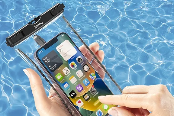 Person im Pool bedient Handy in wasserdichter Hülle