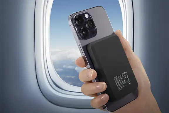Person im Flieger lädt Smartphone kabellos mit Power Pack