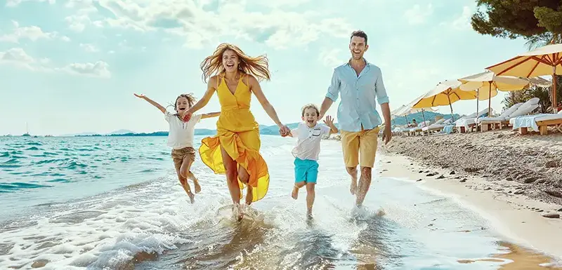 Familie läuft über den Strand 