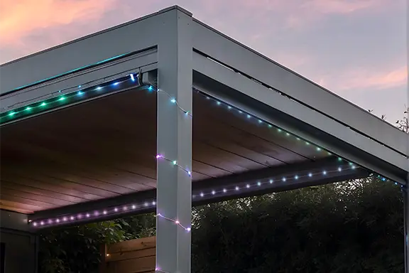 Smarte LED-Lichterkette an einer Terrassenüberdachung.