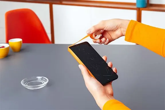 Abkleben aller wesentlichen Smartphone-Öffnungen mit Klebeband