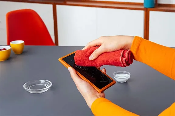 Restliche Backpulverpaste wird mit Mikrofasertuch entfernt