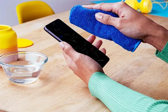 Handy-Display Reinigung mit blauem Mikrofasertuch