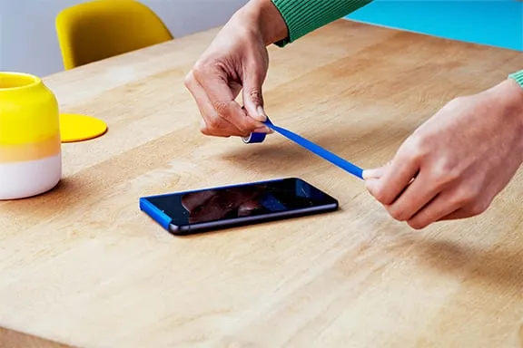 Öffnungen des Smartphones abkleben