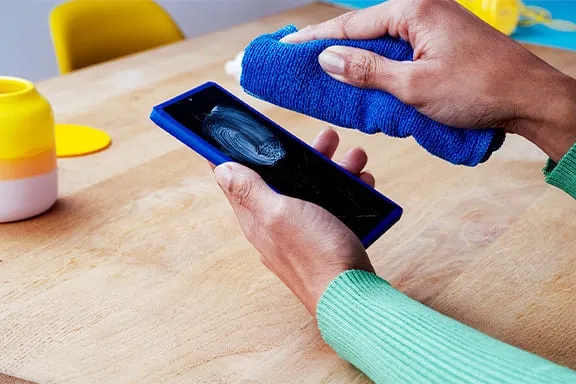 Zahnpasta auf Handy-Display verteilen und mit sauberem Mikrofasertuch polieren