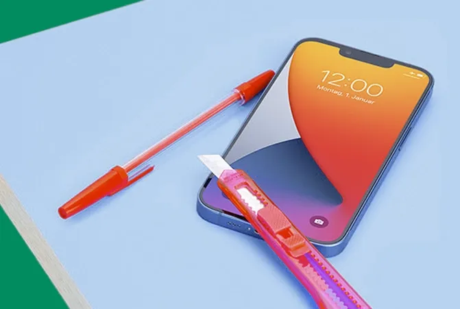 Ein Smartphone mit aktiviertem Bildschirm liegt neben einem roten Stift und einem Cutter-Messer auf einem Tisch, was auf den Bedarf eines Displayschutzes von Hama hinweist