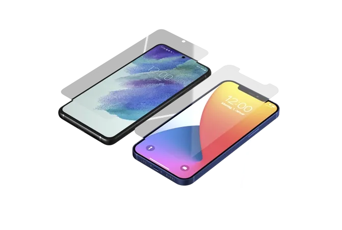 Zwei Smartphones nebeneinander mit Displayschutzfolie, ein Display zeigt eine Galaxie, der andere zeigt eine Uhrzeit von 12:00 Uhr.