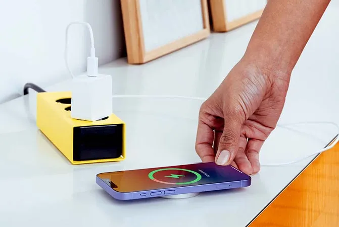 iPhone liegt mittig auf der induktiven Ladestation.