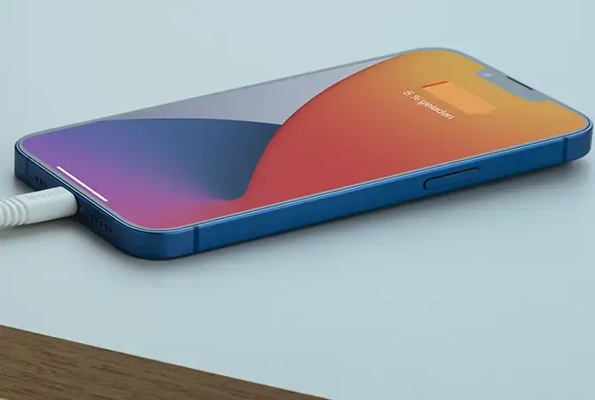 Ein iPhone lädt langsam und liegt dabei auf dem Tisch.