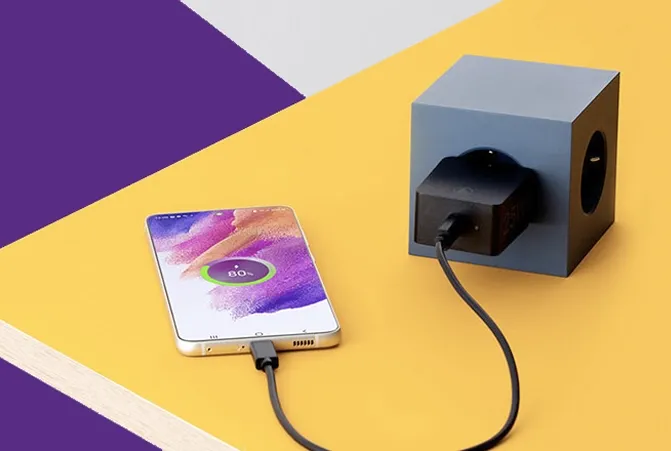 Smartphone wird mit einem USB-Kabel von Hama an einer Würfel-Steckdose geladen