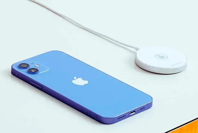 Induktives Laden iPhone: iPhone mit induktivem Ladegerät