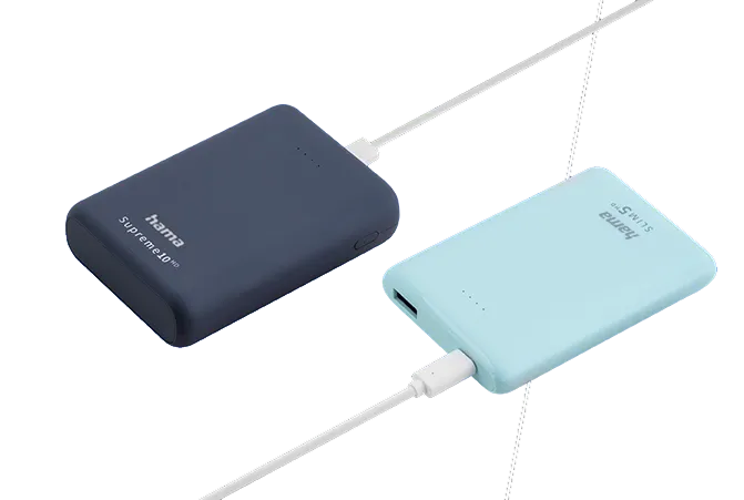 Zwei Powerbanks, eine dunkelblau und eine hellblau, die über Kabel geladen werden.