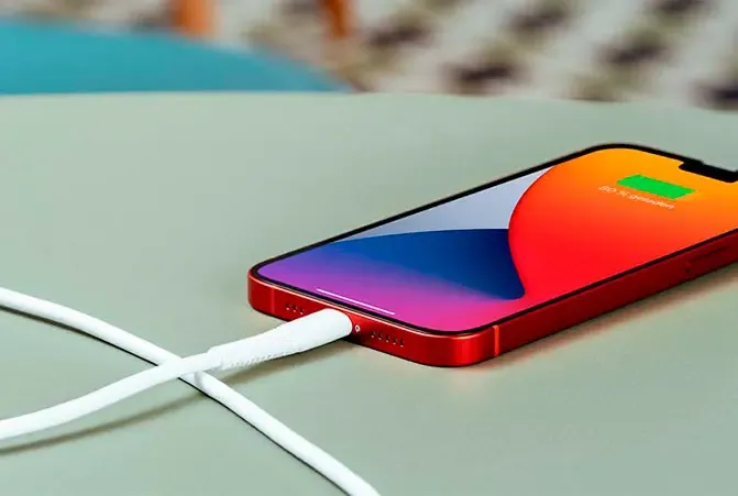 iPhone mit Schnellladefunktion ist an ein Ladekabel angeschlossen.