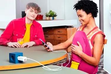 iPhone lädt schnell mit einem Power Delivery Ladegerät. iPhone lädt schnell mit einem Power Delivery Ladegerät.