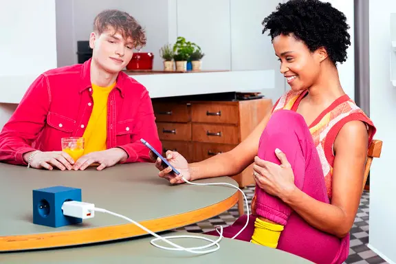 iPhone lädt schnell mit einem Power Delivery Ladegerät. iPhone lädt schnell mit einem Power Delivery Ladegerät.