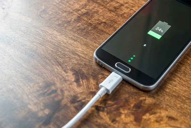 Das Handy ist zu 24% geladen.