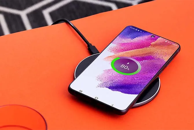 Samsung Handy liegt auf einem induktiven Ladegerät von Hama und wird aufgeladen