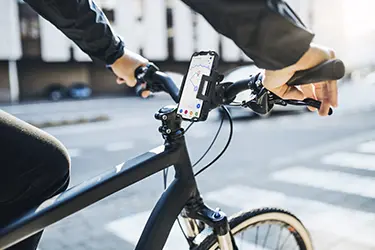 Handyhalterung ist am Fahrradlenker befestigt.
