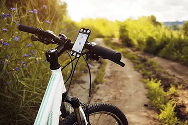 Handy ist am Fahrradlenker befestigt.
