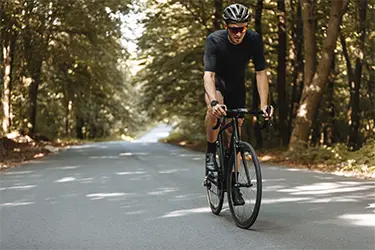 Mann auf dem Fahrrad im Wald.
