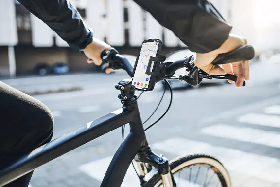 Handyhalterung ist am Fahrradlenker befestigt.
