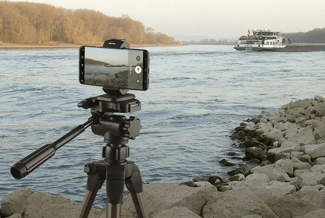 Das Handy ist am Stativ befestigt und auf die Wasseroberfläche gerichtet.