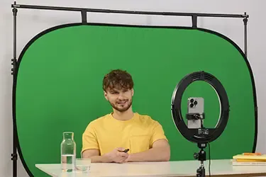 Person nutzt einen Foto-Hintergrund für Selfies.