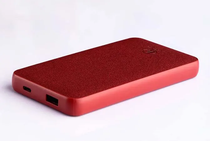 Rote Powerbank mit zwei unterschiedlichen Anschlüssen