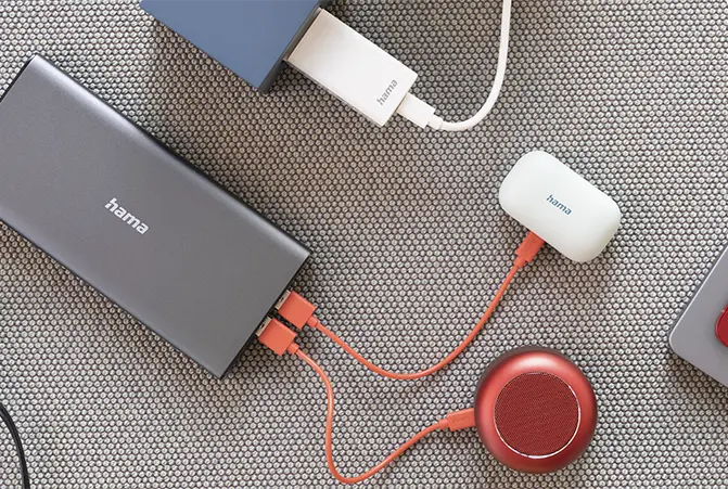 Kopfhörer werden über Hama Power Bank geladen