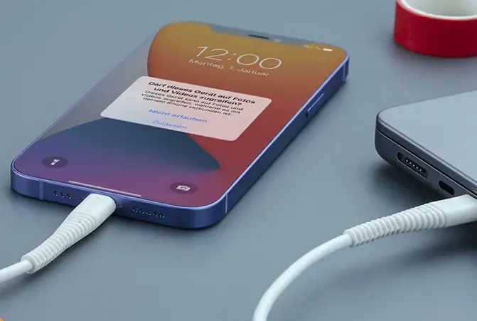 Smartphone ist über Hama Kabel mit Laptop verbunden