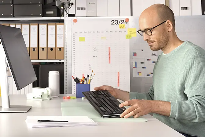 Person prüft die Computertastatur.