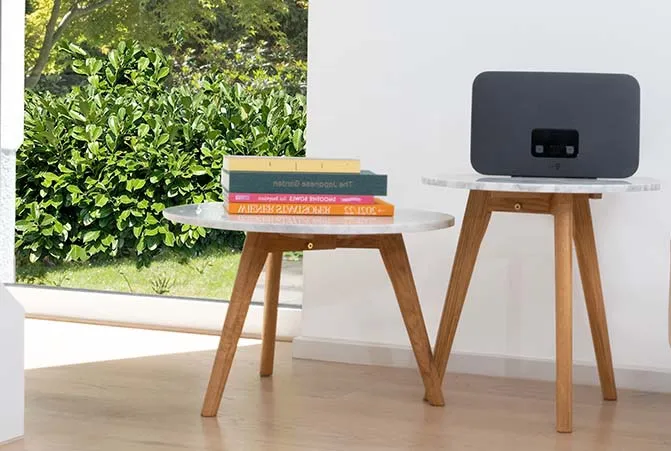Beistelltische mit Büchern und WLAN-Router im Wohnzimmer