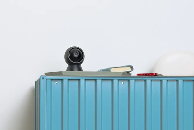 Smarte WiFi-Kamera steht auf Sideboard