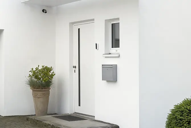 Überwachungskamera an der Hauswand.