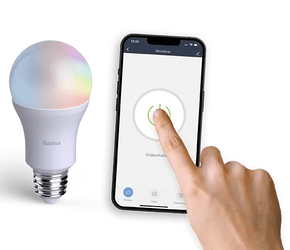 Hand bedient Smartphone, daneben smarte LED-Lampe von Hama