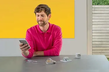 Person vor Smart-Home-Teilen