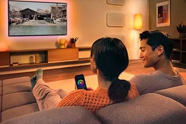 Person nutzt Lichtsteuerung über die App.