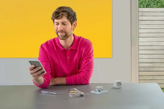 Person vor Smart-Home-Teilen
