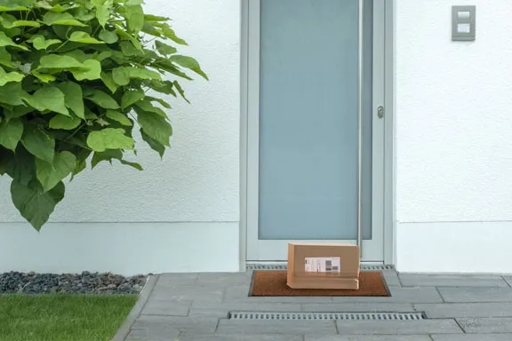 Paket liegt vor geschlossener Haustüre