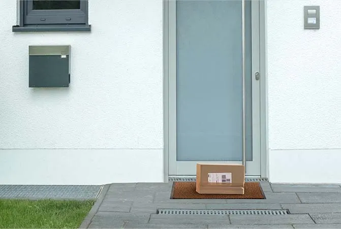 Paket liegt an der Haustüre.