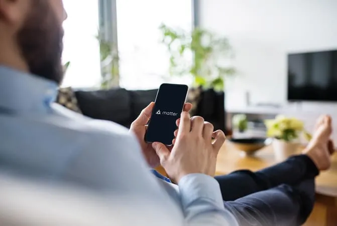 Person nutzt Matter am Smartphone.