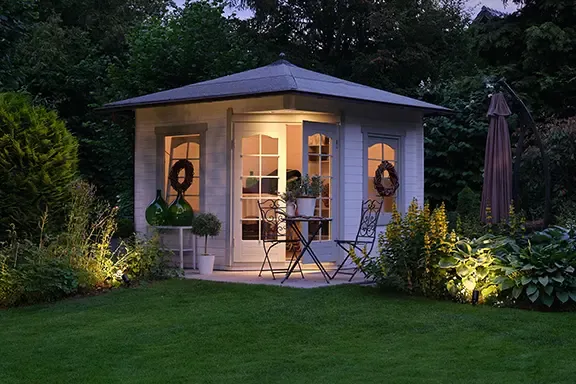 Beleuchtetes Gartenhäuschen