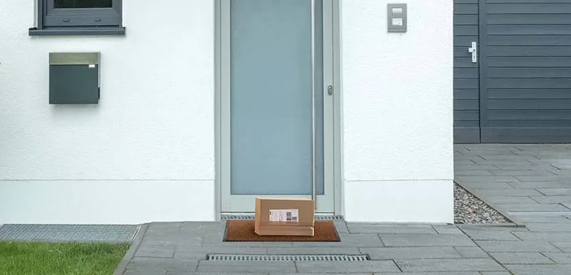 Paket liegt an der Haustüre.